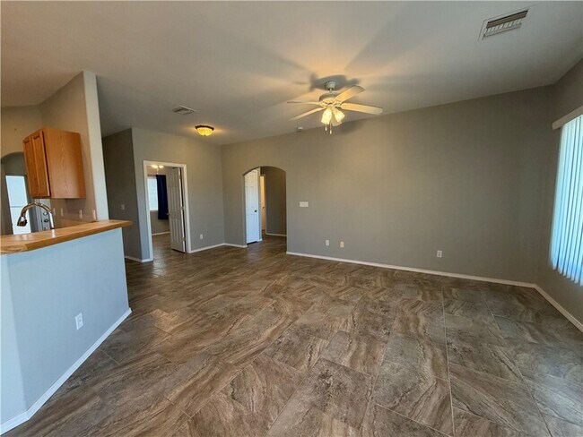 Building Photo - 1903 E La Entrada Pl