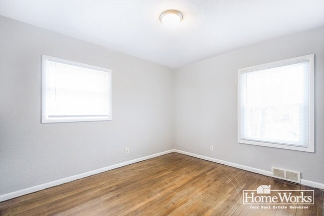 Building Photo - 730 E Broadway St