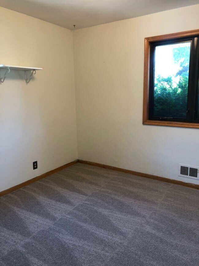 Building Photo - Large 4 bedroom 2 bath home right off of West Center