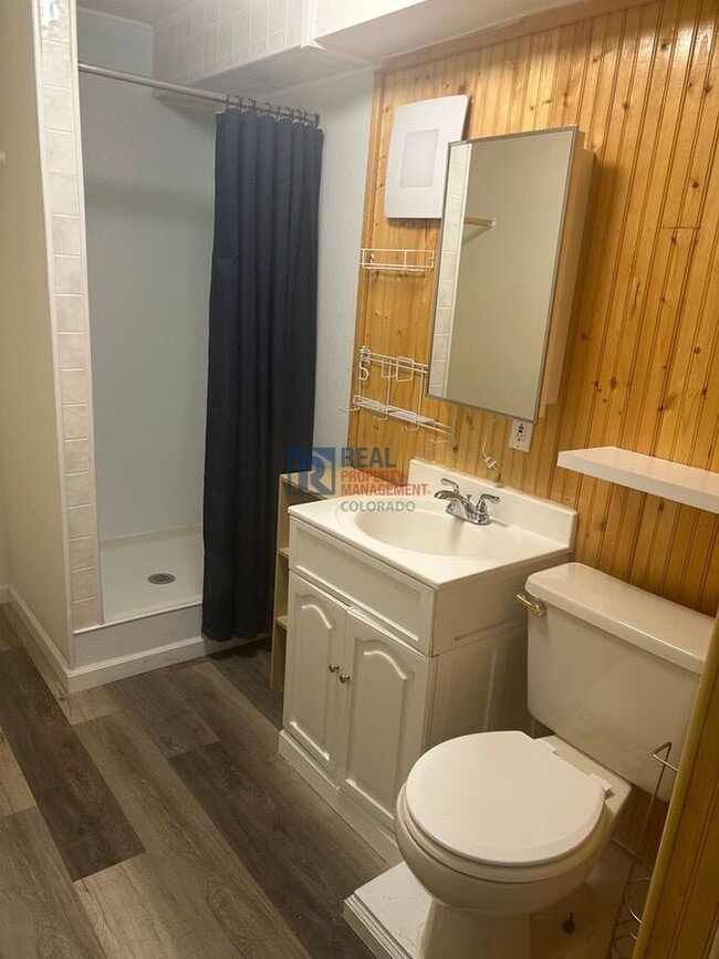 Building Photo - 9044 Edgewood St