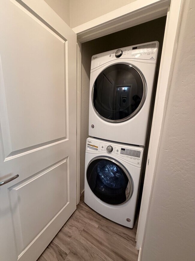 Building Photo - Spacious 3 Bedroom, 2.5 Bath Phoenix Townhome with *New Floors*