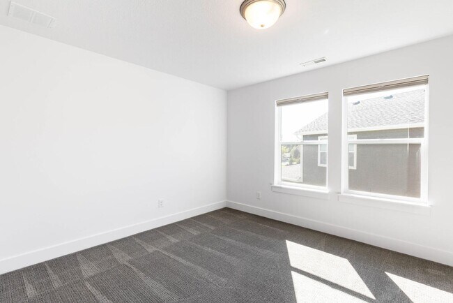 Building Photo - Stunning Modern Home in Charming Midway – ...