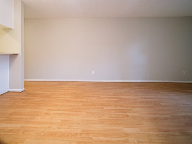 Building Photo - 2609 Eastway Dr