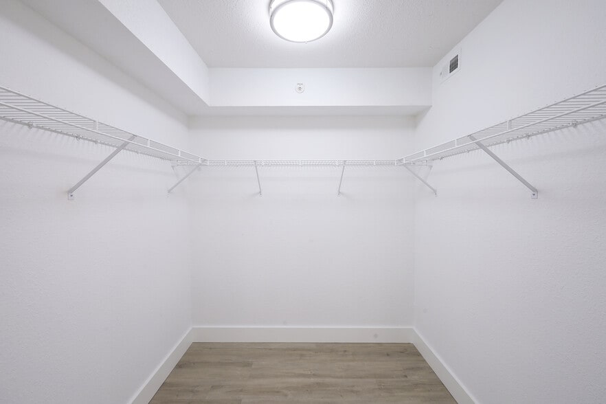 Building Photo - 9650 Victoria Ln