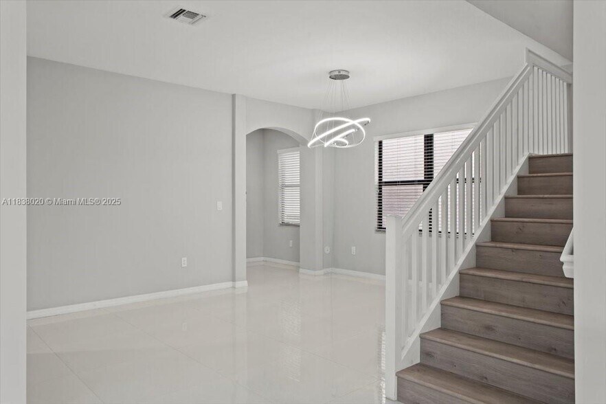 Building Photo - 635 NE 191st Ter