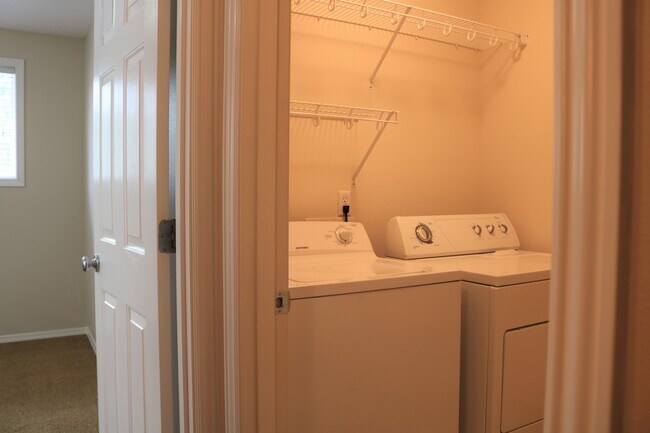 Building Photo - Home Sweet Home! 4 Bedroom/2.5 Bath in Sal...