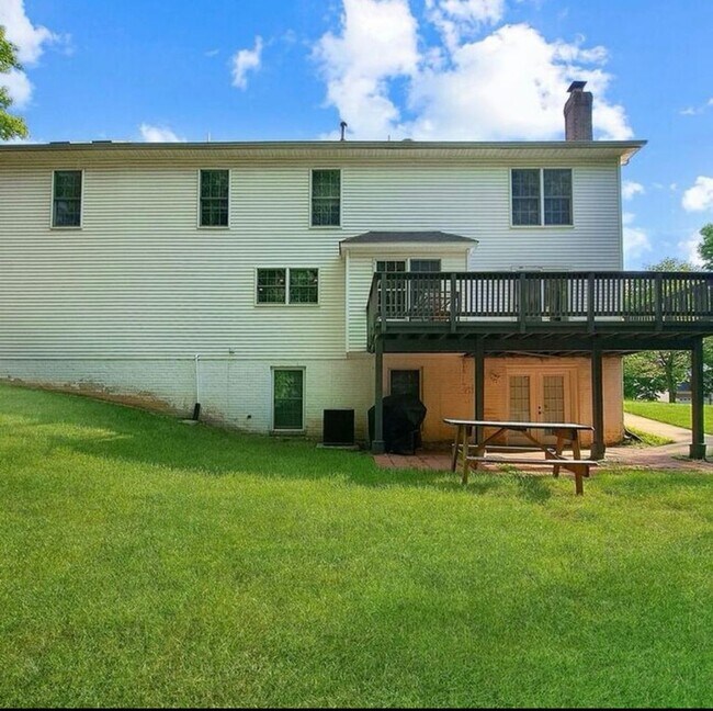 Building Photo - Amazing 5 BR/3.5 BA Single-Family Home in ...