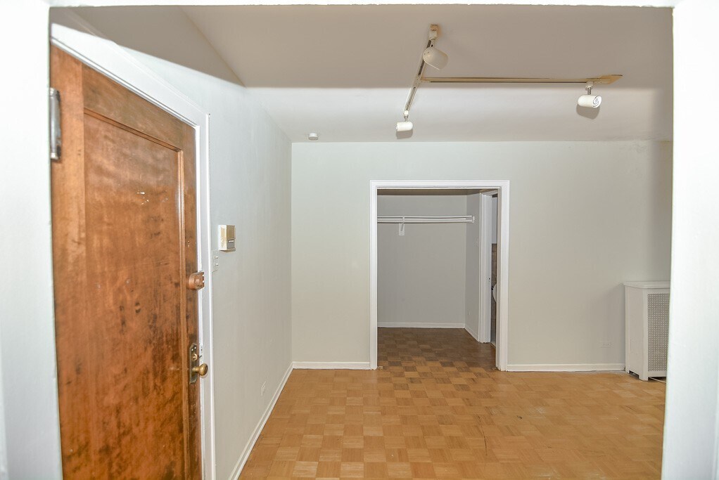 Building Photo - 629 W Belmont Ave
