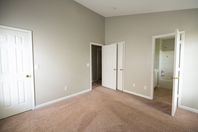 Building Photo - Charming 3 bedroom 2 bath ranch style home in Greensboro with covered front porch!