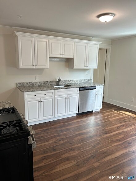 Building Photo - 163 Meadow St