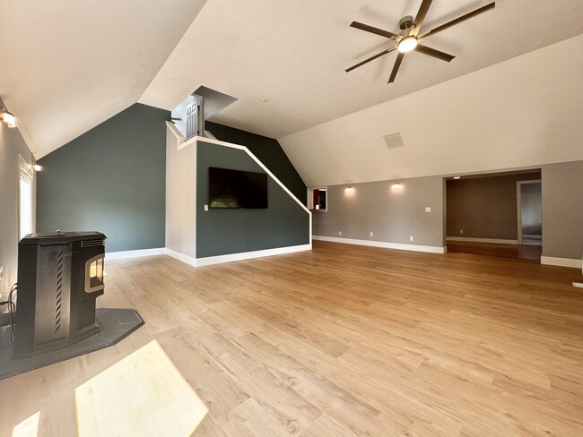 Building Photo - 6543 SE Borwick St