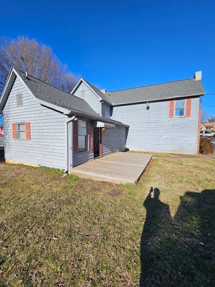 Building Photo - 2011 Lincoln St