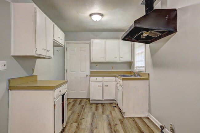 Building Photo - 2475 Groveland Cir N