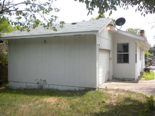 Building Photo - 2 bed/1 bath house walking distance to Cam...