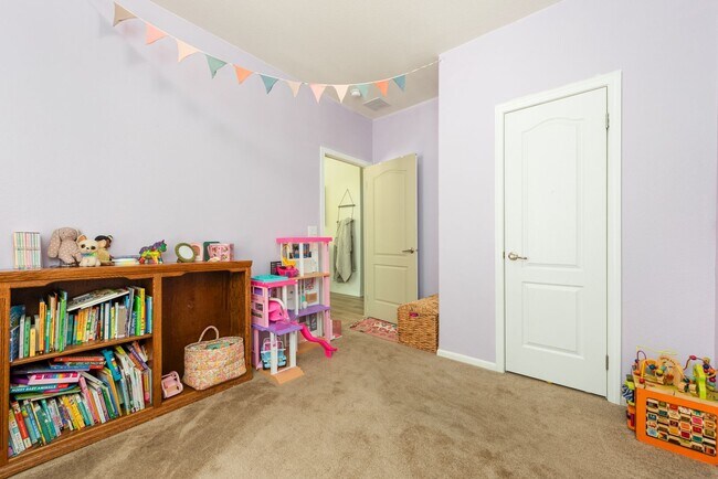 Building Photo - Cozy Upgraded Home w/ Panoramic Mountain V...