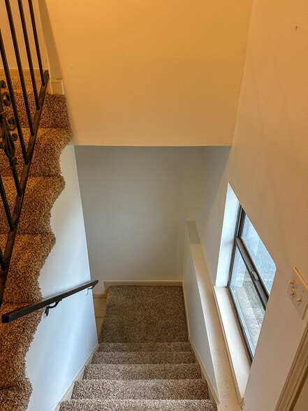 Building Photo - 410 NE 81st St