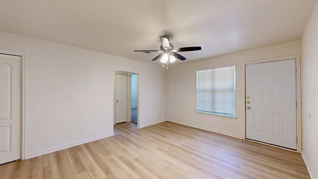Building Photo - Look at all the space only $995!!!