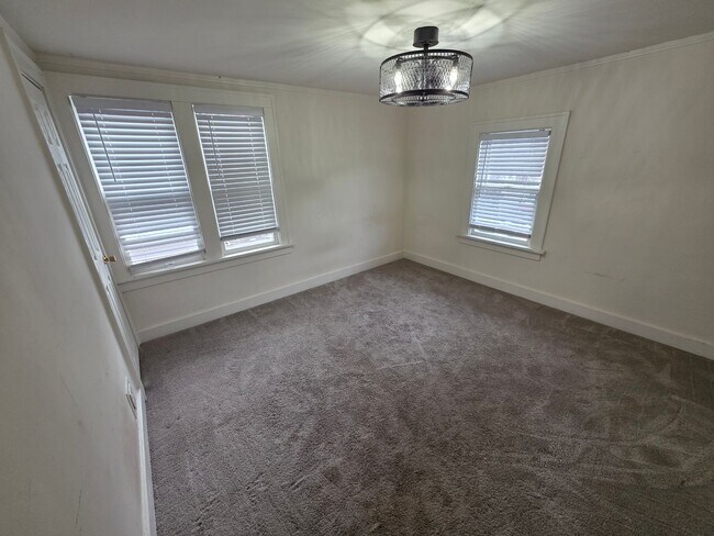 Building Photo - 3 Bedroom and 2 Full Bathroom Single Family Home