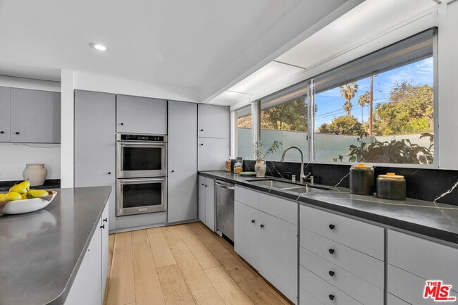 Building Photo - 802 N Crescent Dr