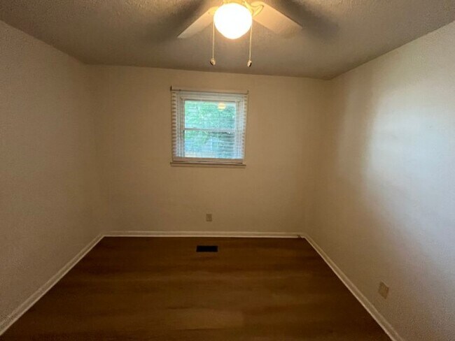 Building Photo - West Nashville 3BR Duplex