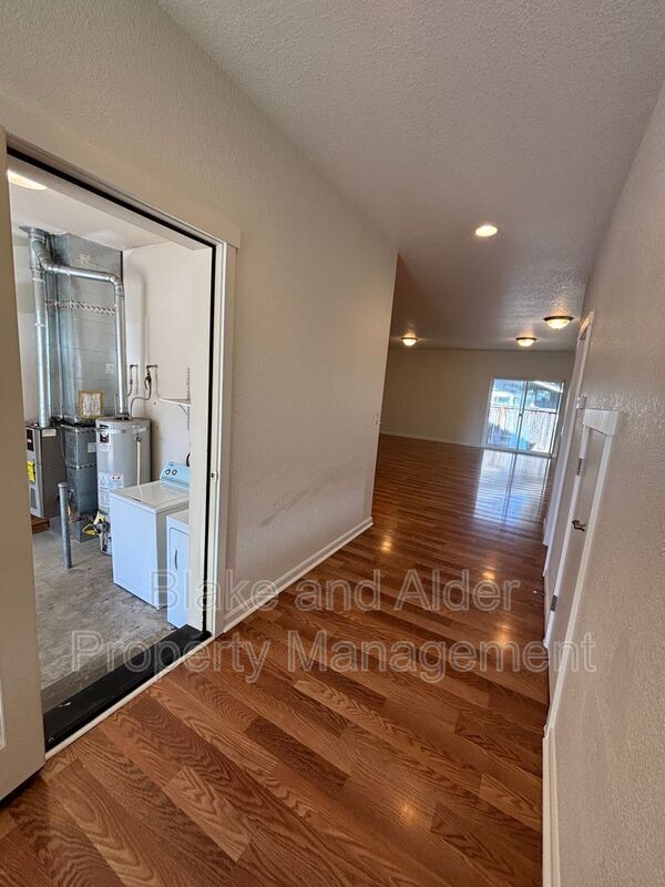 Building Photo - 347 Norway St NE