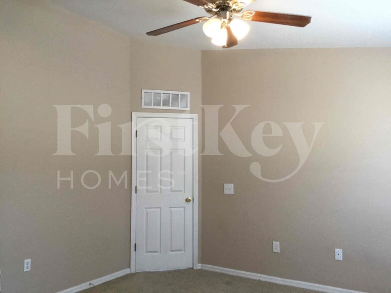 Building Photo - 425 Hammerstone Ave