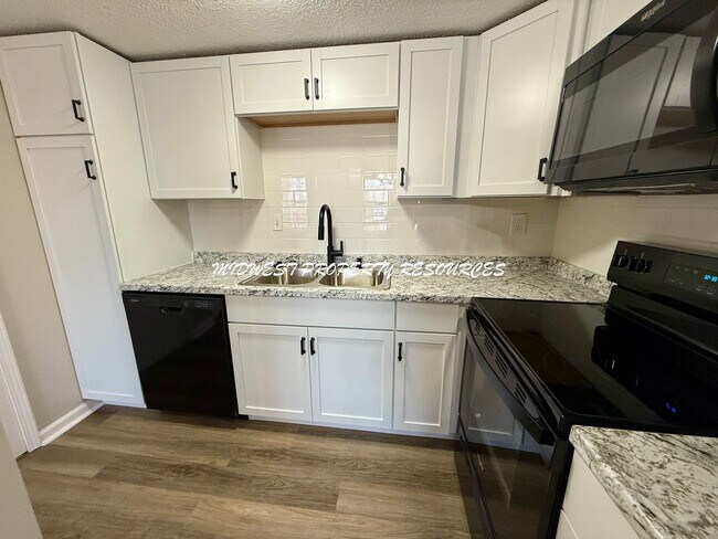 Building Photo - Stunning townhome w/ outdoor Maintenance provided