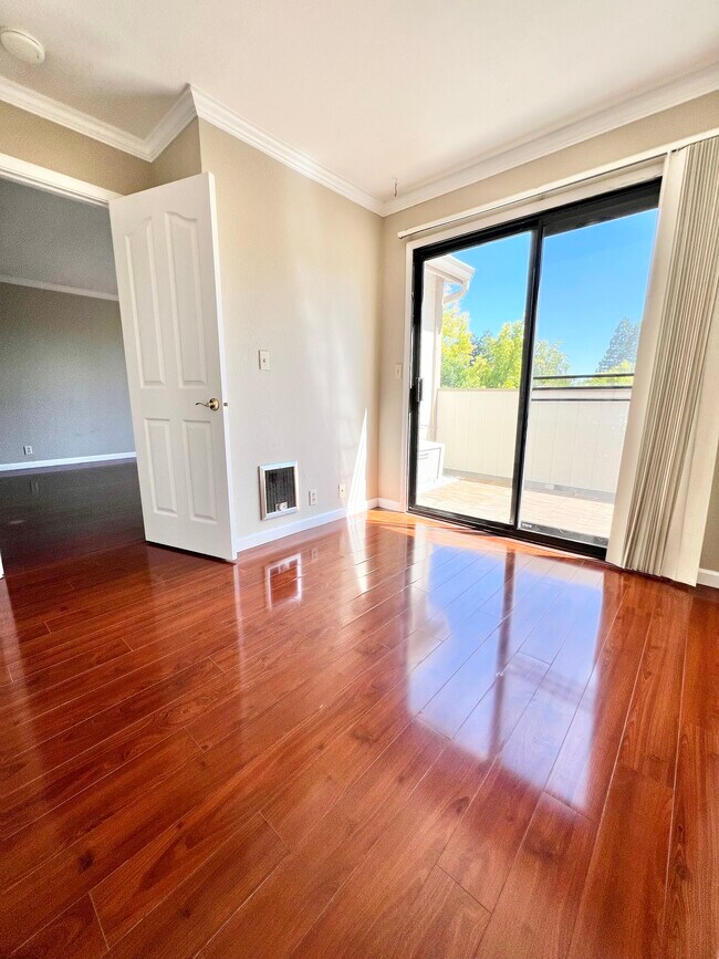 Building Photo - 250 Chilpancingo Pkwy