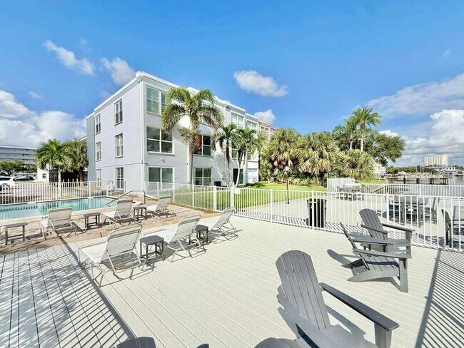 Building Photo - 1859 Shore Dr S