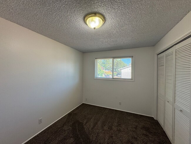 Building Photo - 3 Bedroom Duplex off Gilham Rd.