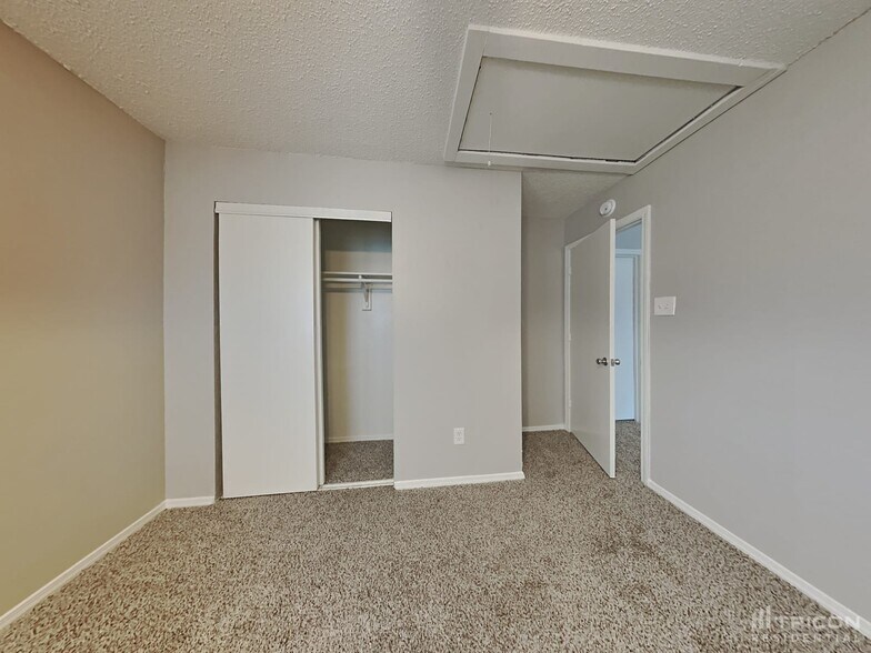 Building Photo - 561 Oxbow St