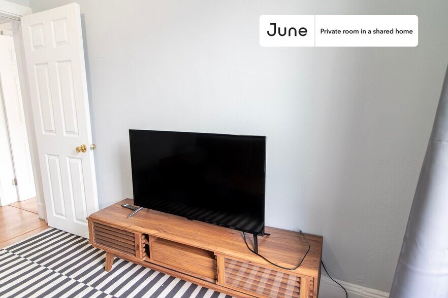 Building Photo - Room in Shared 3 bed/1 bath home