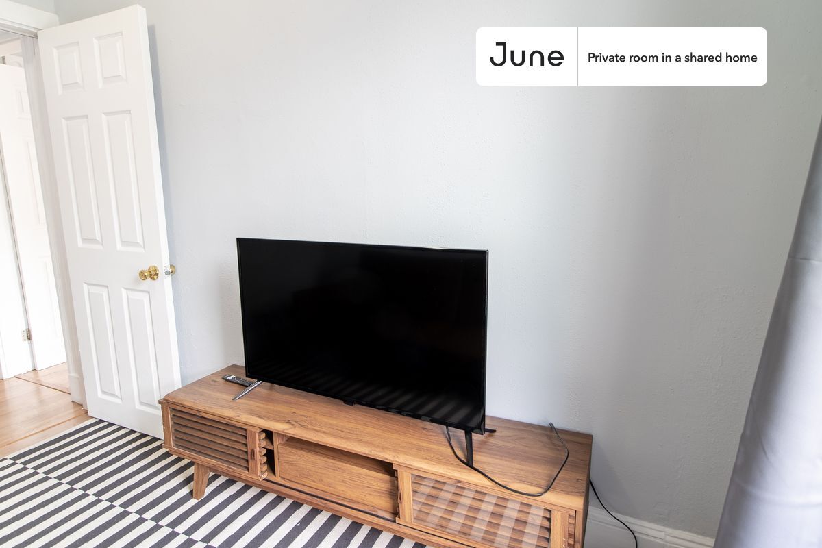 Building Photo - Room in Shared 3 bed/1 bath home