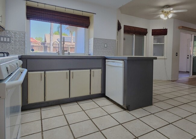 Building Photo - Great Two Story 3BD, 2.5BA Plus Bonus Room...