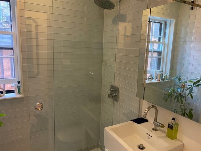 Building Photo - 88 Mt Vernon St