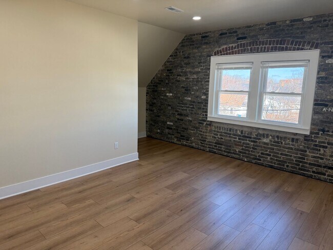 Building Photo - 815 E Locust St