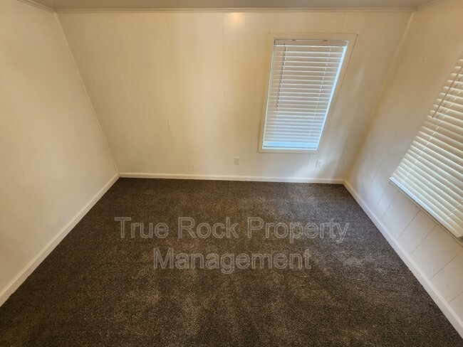 Building Photo - 1112 E Corona St