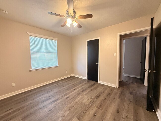 Building Photo - 810 Glencrest Ln
