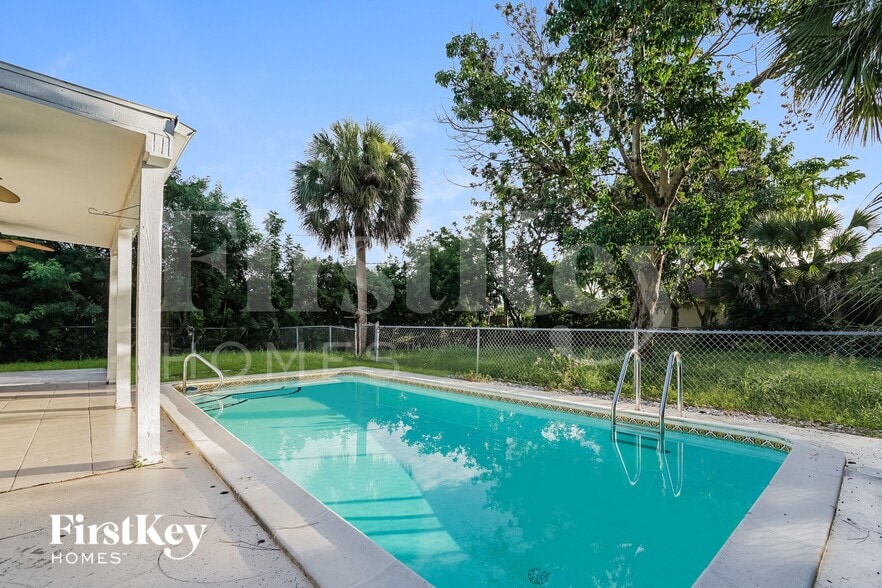 Building Photo - 2582 Lake View Blvd