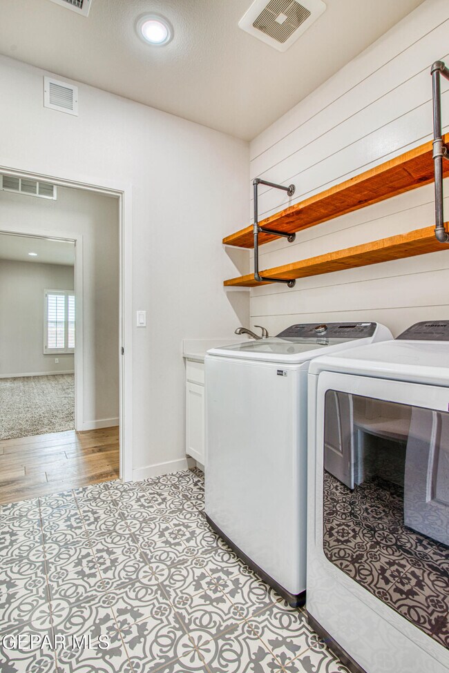 Building Photo - 805 Mormon Tea Dr