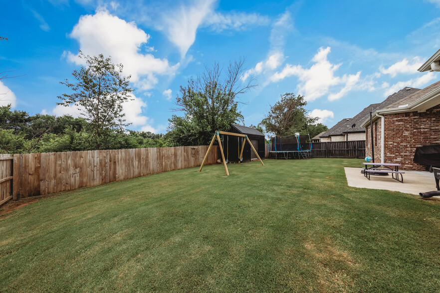 Building Photo - 5803 W Poison Springs Dr
