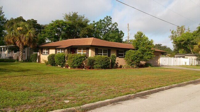 Building Photo - Charming Home With Many Upgrades