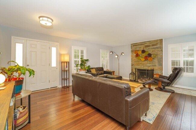 Building Photo - Meticulously Maintained 4 BR 2.5 BA Home in Burke, VA