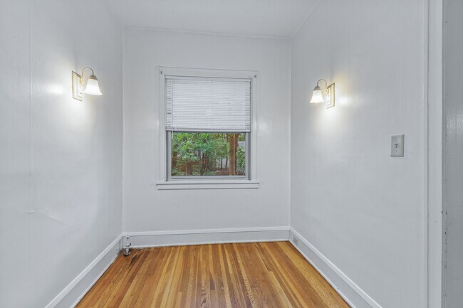 Building Photo - 2216 Harriet Ave