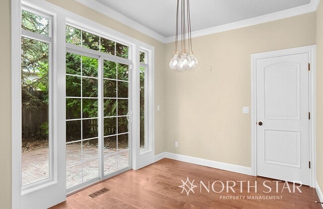Building Photo - Beautiful Craftsman in Lake Oswego