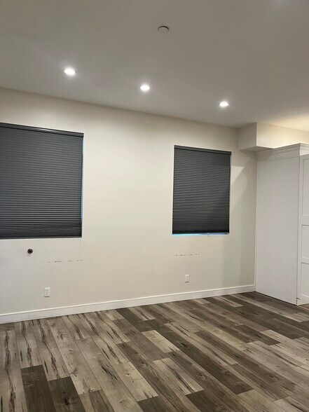 Building Photo - 3955 S Budlong Ave