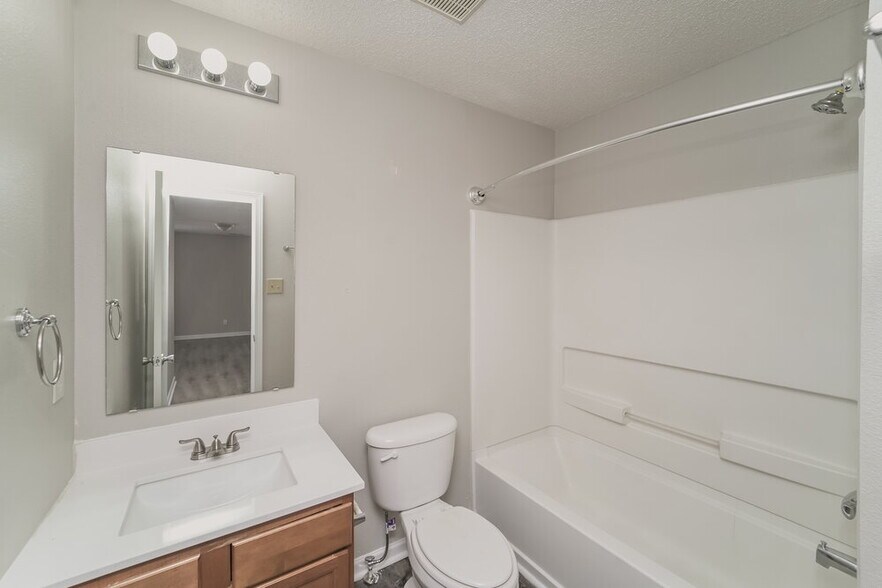 Building Photo - 822 Littleton Dr