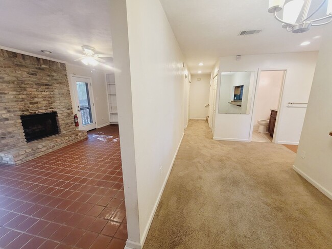 Building Photo - MIDTOWN 2/2.5 w/ Large Fenced Yard, Deck, Washer/Dryer, & Huge Bedrooms! Avail NOW for $1495/month!