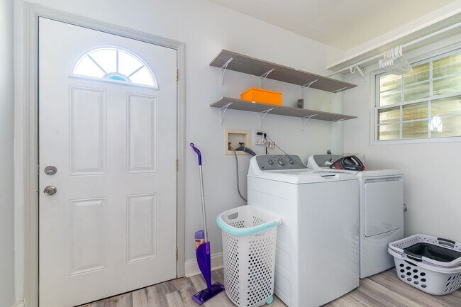 Building Photo - Spacious, Pet Friendly, 2 Bed Home with La...