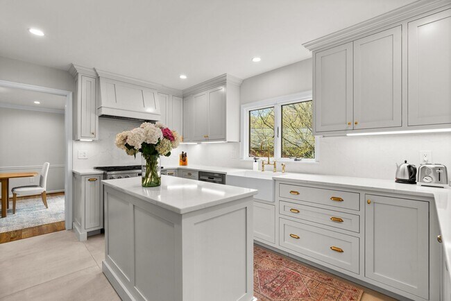 Building Photo - 4 Bed 4.5 Bath - Bethesda  Single Family Colonial - 2 Car Garage